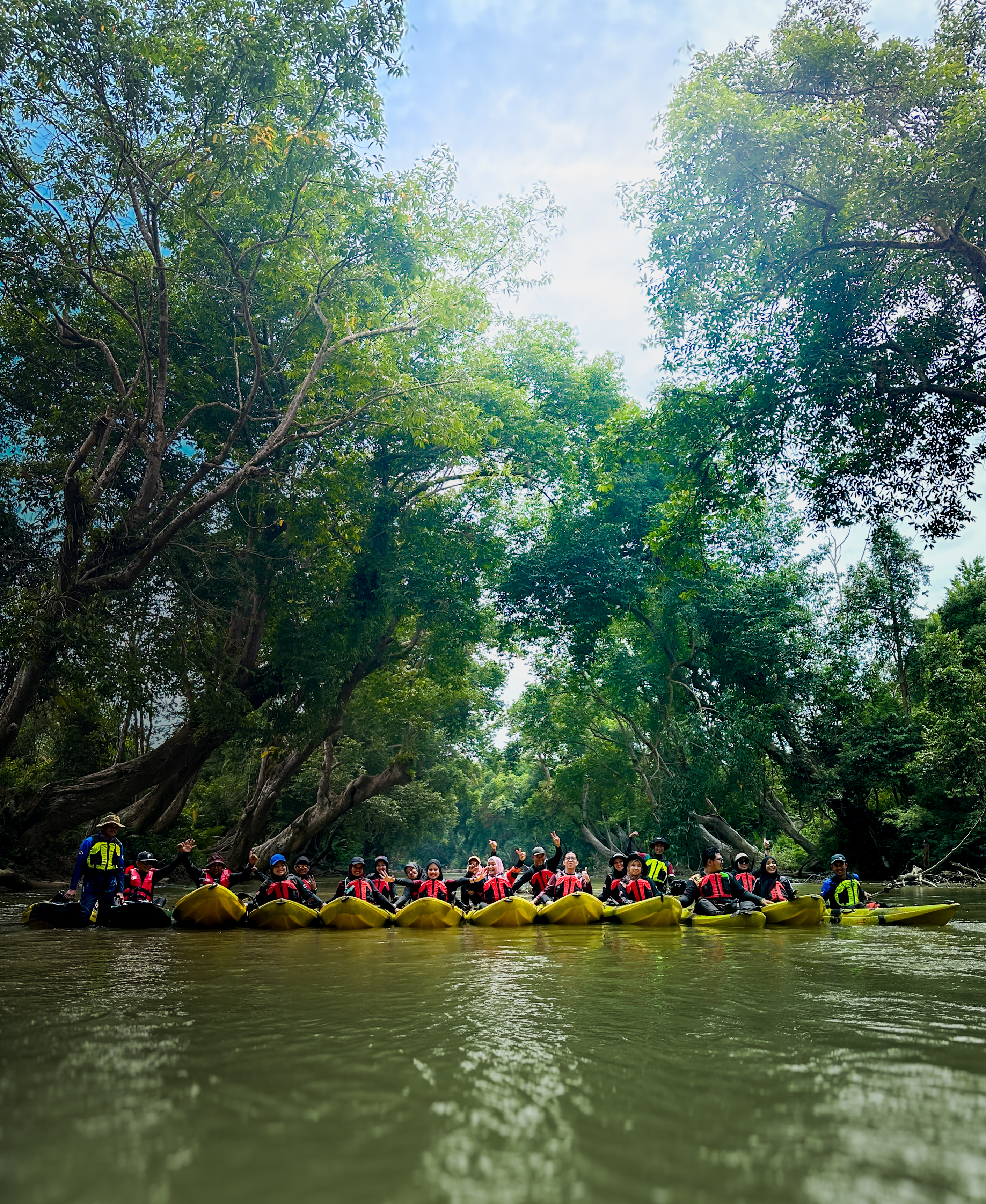 Sungai tenang dikelilingi hutan