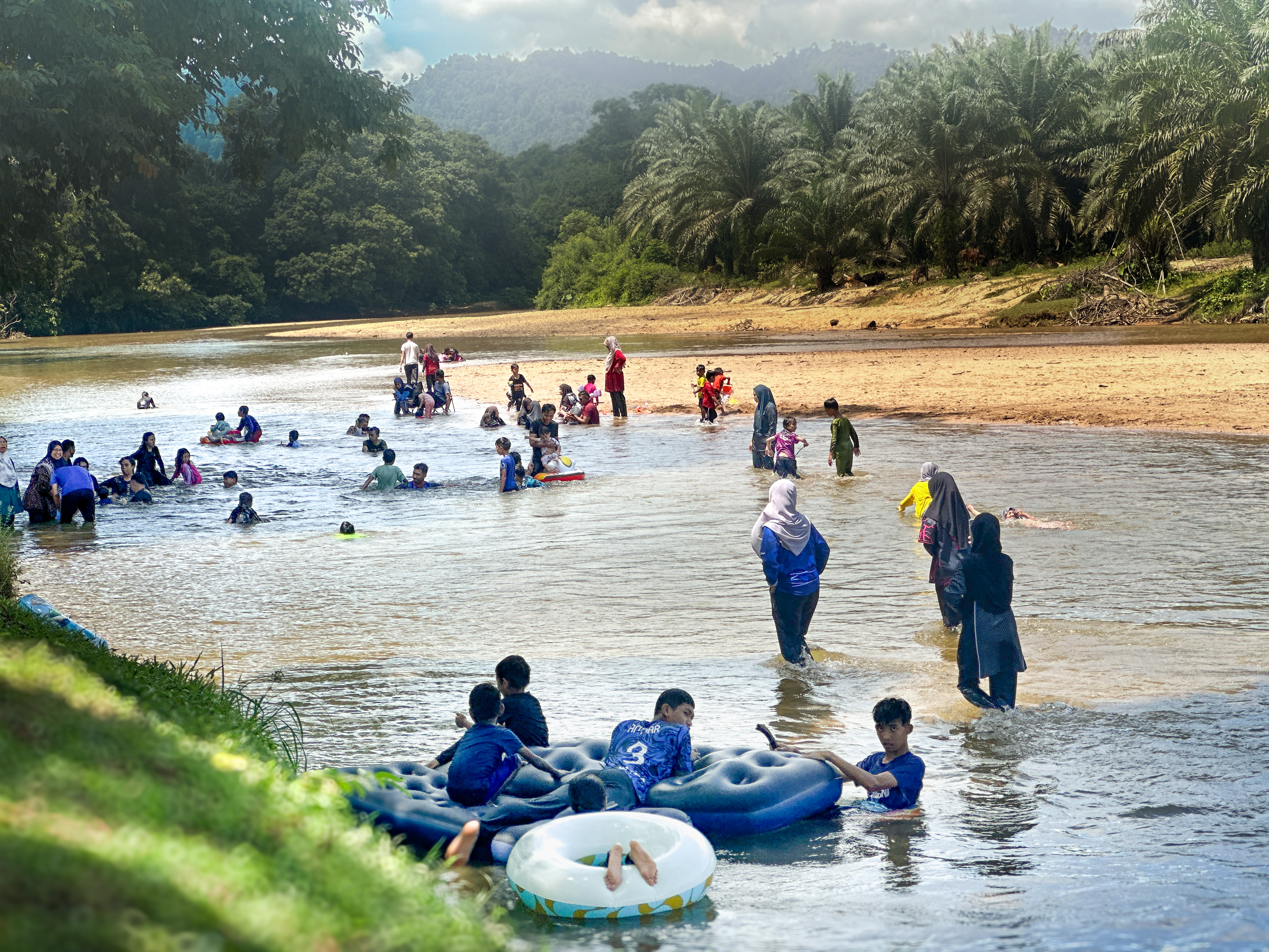 Pengunjung di sungai